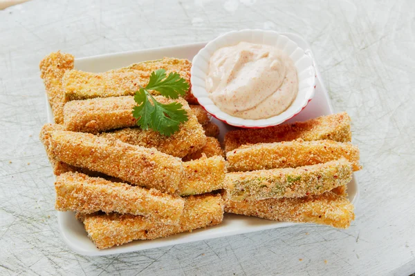 Peynir ve beyaz soslu kızarmış kabak tava