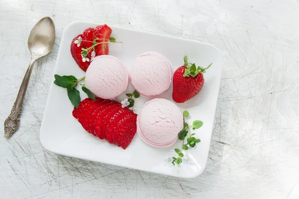 Strawberry ice cream ball with fresh strawberries — Stock Photo, Image