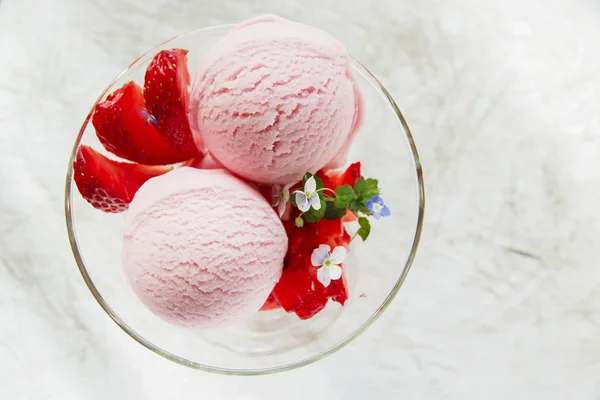 Boule de crème glacée fraise aux fraises fraîches — Photo