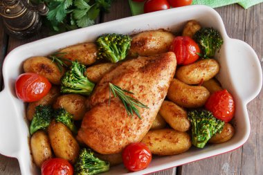 Tavuk göğsü pişmiş domates yeni patates ve brokoli ile