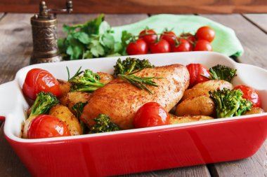 Tavuk göğsü pişmiş domates yeni patates ve brokoli ile