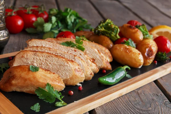 Piept de pui coapte cu cartofi noi de tomate și broccoli — Fotografie, imagine de stoc