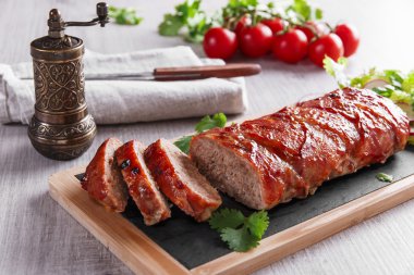 fırında pastırma köfte salata ile sarılmış