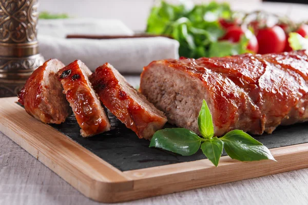 Gebackener Speck mit Hackbraten und Salat — Stockfoto