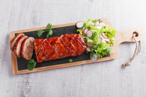 Запечённый мясной рулет с салатом — стоковое фото