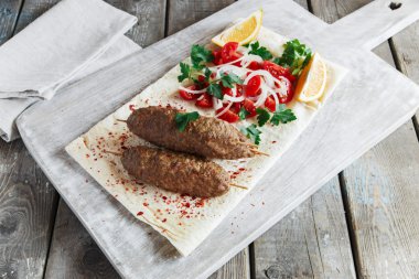 Ahşap şişleri sebzeli et ızgara kebap