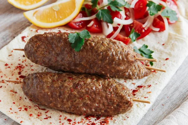 Viande de kebab grillée sur brochettes en bois avec légumes — Photo