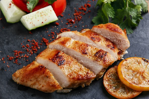 Roast chicken breast with lemon and vegetables — Stock Photo, Image