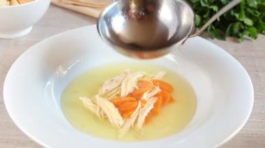 çorba Kepçe dökün tavuk çorbası plaka