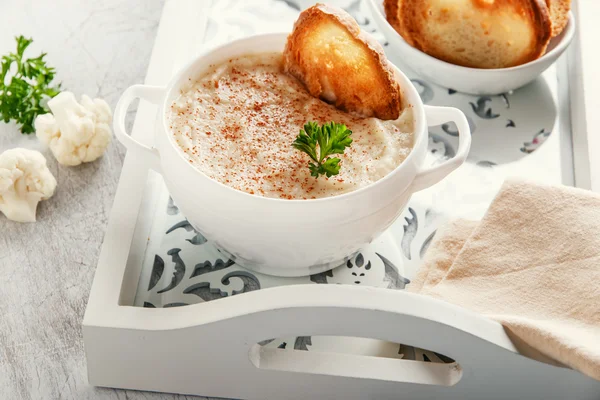 Sup puree dengan kembang kol dan croutons — Stok Foto