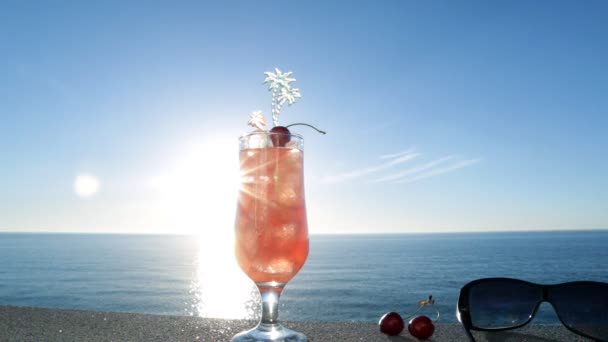 Cóctel rojo con hielo en la playa — Vídeos de Stock