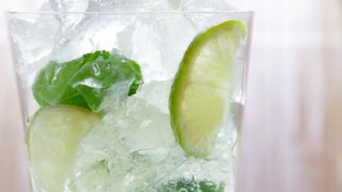 Mojito kokteyl içki bir cam içine dökülür