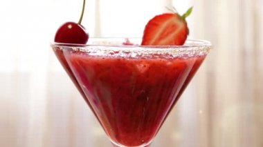 Çilekli kokteyl cam buz ile