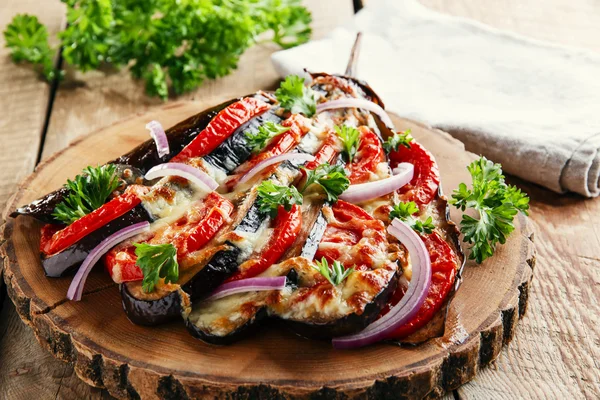 奶酪和西红柿在木质表面上的烤的茄子 — 图库照片