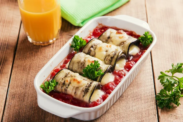 Berinjela assada com molho de tomate e rolo de queijo — Fotografia de Stock