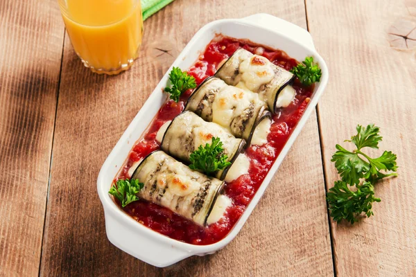 Berinjela assada com molho de tomate e rolo de queijo — Fotografia de Stock