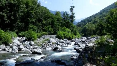 hızlı dağ nehir taşları üzerinde çalışan