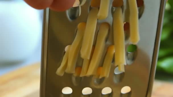Gul ost gnuggade på ett rivjärn närbild — Stockvideo