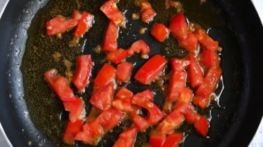 domates ve peynir hazırlık sürecinde omlet