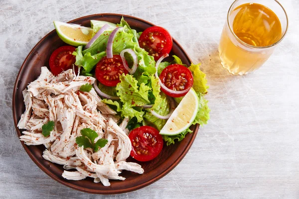 Peito de carne branca de frango com tomate de alface — Fotografia de Stock