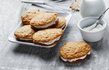 havuç kek kurabiye sandviç krema dolu