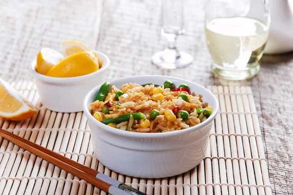 Arroz frito con verduras frijoles guisantes maíz —  Fotos de Stock