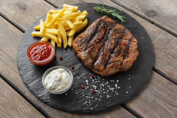 Carne de res con papas fritas y salsa — Foto de Stock