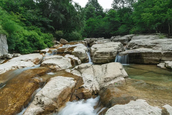 Okatse anyon Georgien berg river rock — Stockfoto