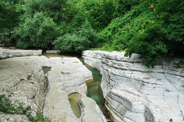 Okatse anyon Gruzji mountain river rock — Zdjęcie stockowe