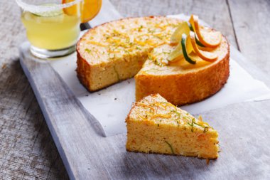 Ev tamamen asabi turuncu kek bir ahşap yüzeye yaptı.