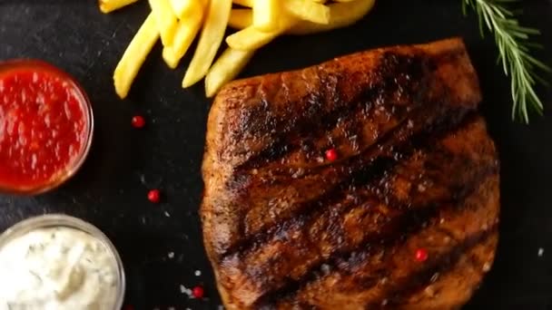 Biefstuk met frites en saus — Stockvideo