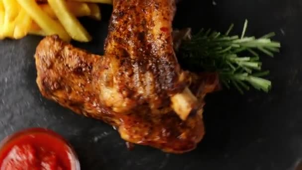 Côtes de porc cuites au four avec frites et sauce rouge — Video