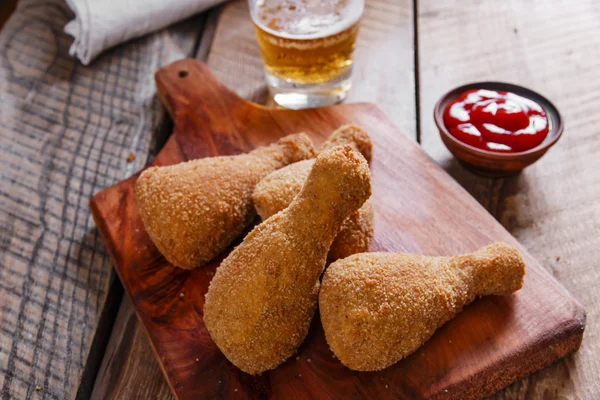 Patata de pollo frito en pan rallado sobre una superficie de madera — Foto de Stock