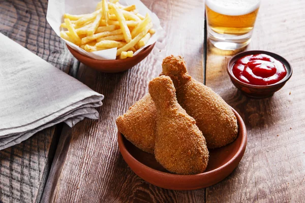 Coscia di pollo fritta in pangrattato e patatine fritte — Foto Stock