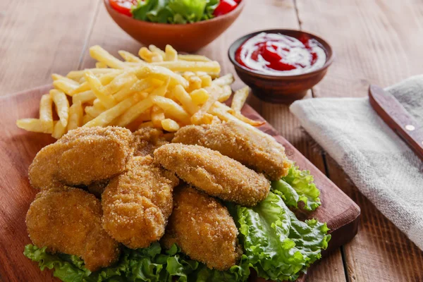Chicken Wings in Semmelbröseln mit Sauce und Pommes frites gebraten — Stockfoto