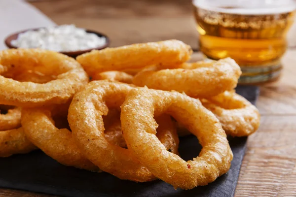 Rondelles d'oignon frites dans une pâte à la sauce — Photo