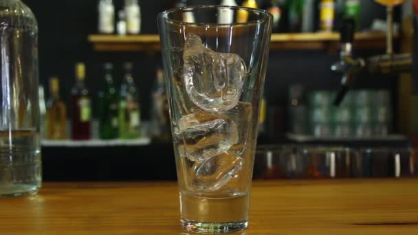 Proces přípravy koktejlu ve sklenici — Stock video