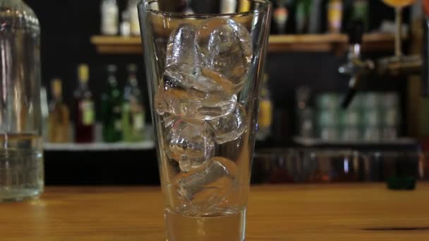 Il processo di preparazione del cocktail in un bicchiere — Video Stock