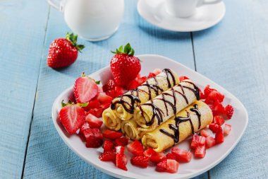 Krep çilek ve çikolata kahvaltı ile haddelenmiş