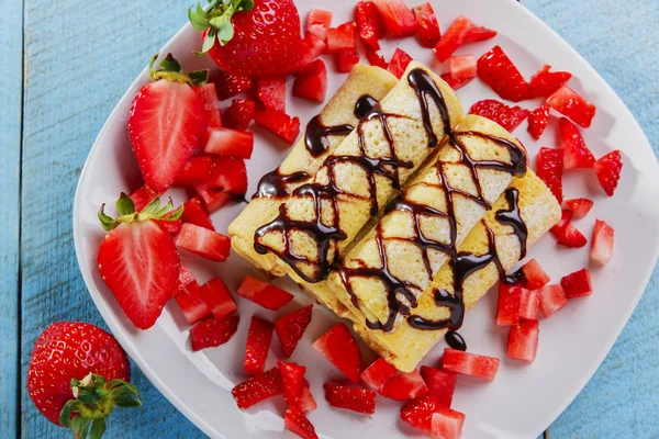 Tortitas enrolladas con fresas y desayuno de chocolate — Foto de Stock