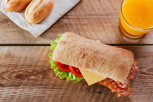 ベーコン チーズ トマト サンドイッチ — ストック写真