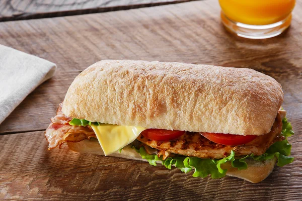 Sandwich met gegrilde kip tomaat bacon kaas — Stockfoto