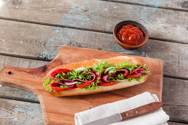 三明治面包番茄香肠番茄汁和香草 — 图库照片