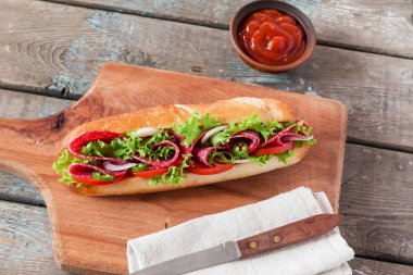 sandviç baget domates salam domates sosu ve otlar