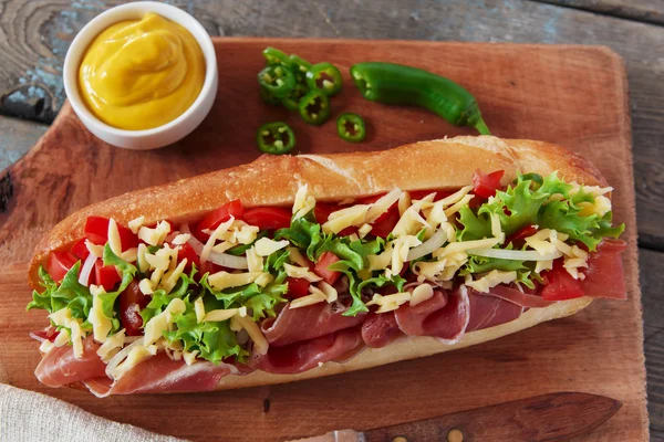 Sanduíche baguette presunto jamon queijo com tomate e ervas — Fotografia de Stock