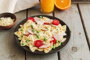 Jambon ve yeşil bezelye domates peynirli makarna