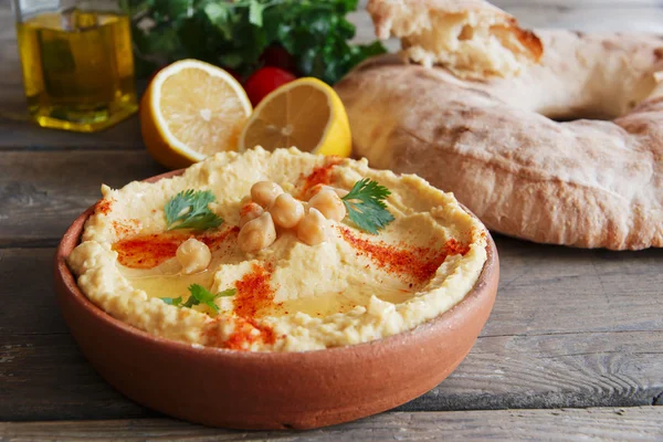 Healthy Homemade Creamy Hummus with Olive Oil and Pita — Stock Photo, Image