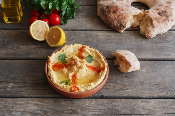 Hummus Cremoso fatto in casa sano con olio d'oliva e pita — Foto Stock
