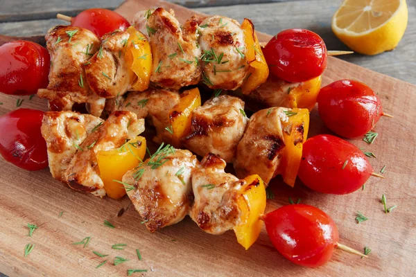 Chicken shish kebab with pepper tomato wooden skewer — Stock Photo, Image