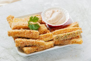 Peynir ve beyaz soslu kızarmış kabak tava